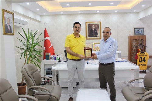Kaymakamımız Ali YILDIRIM Tayini çıkan İlçe Tapu Müdürü Ayhan Arslan'a  Teşekkür Ederek Yeni Görev Yerinin Hayırlı Olması Temennisinde Bulundu