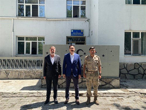 Kaymakamımız Ali YILDIRIM Belediye Başkanı Cezmi ERGÜL ile Birlikte İlçemize Atanan İlçe Jandarma Komutanı Ütğm. Tufan GÜNDÜZ’ü Ziyaret Etti