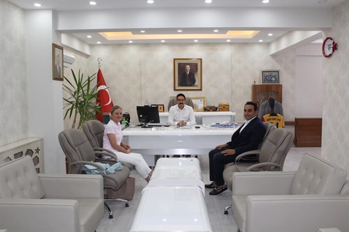 Ağrı İş Bankası Müdürü Müslüm AVAR ve İş Bankası Satış Yöneticisi Pınar ÖZBİLGİ Kaymakamımız Ali YILDIRIM’ı makamında ziyaret etti.